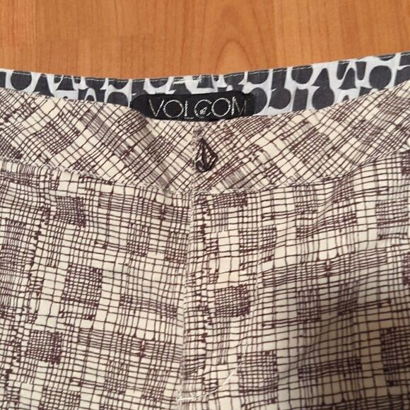 Volcom Juniors Size 9 Abstract Short Shorts - Picture 3 of 11